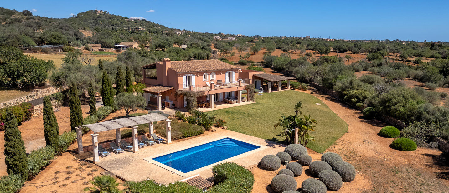 Traumhafte 4 Schlafzimmer Finca mithochwertigen Interior im Landhaus Stil in Mallorcas Südosten mit großem Pool und Meerblick