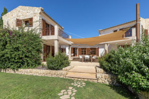Traumhafte, großzügige Familienfinca mit 5 Schlafzimmern und luxuriösem Interior; sie liegt in Mallorcas Inselmitte