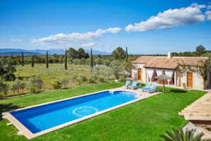 Aussergewöhnliche Finca mit 6 Schlafzimmern, luxuriös im Landhaus Stil eingerichtet; in Mallorcas Inselmitte mit großem Pool