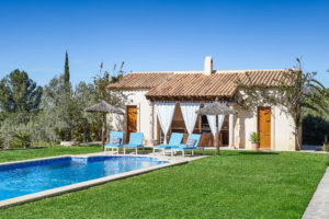 Perfekte, große Familienfinca mit 6 Schlafzimmern luxuriös im Landhaus Stil ausgestattet; sie liegt in der wunderschönen Inselmitte Mallorcas