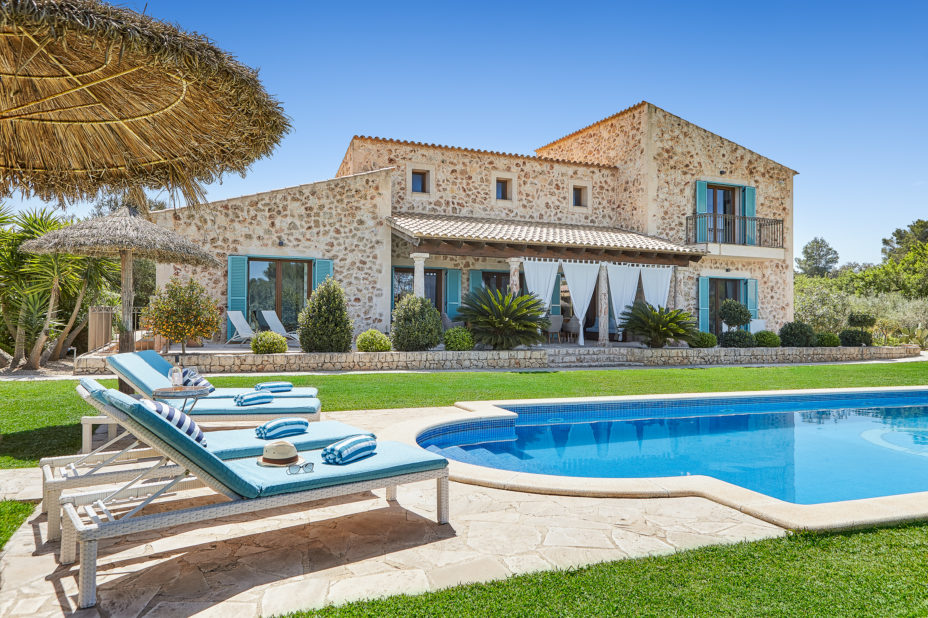 Fantastic 6 bedroom finca with luxurious country house style interior in the center of Mallorca with large pool